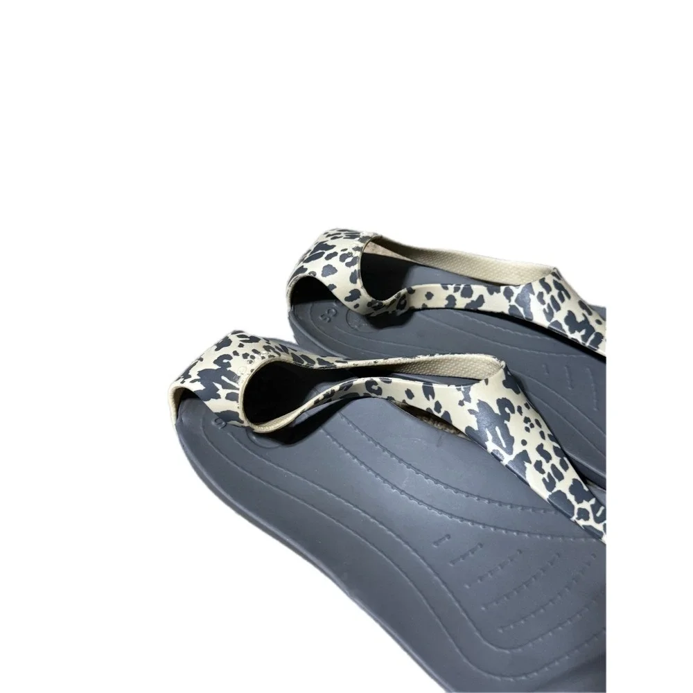 Crocs Sexi Flip Sandals Womens 9 Grey Leopard Print Excellent T-Strap Flat - Picture 4 of 9